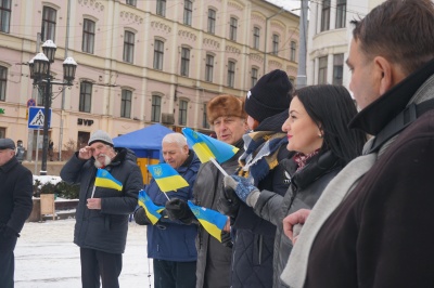 У Чернівцях до Дня Соборності люди об'єдналися у «ланцюг єдності» - фото