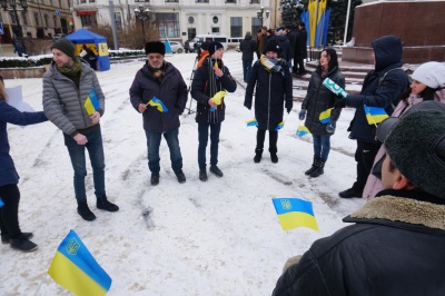 У Чернівцях до Дня Соборності люди об'єдналися у «ланцюг єдності» - фото