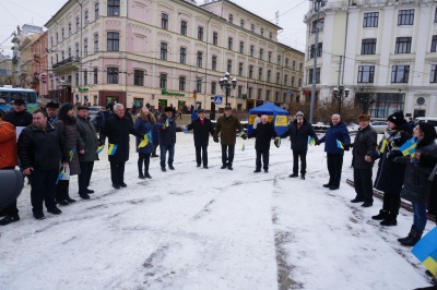 У Чернівцях до Дня Соборності люди об'єдналися у «ланцюг єдності» - фото