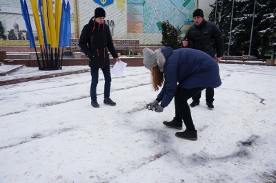 У Чернівцях до Дня Соборності люди об'єдналися у «ланцюг єдності» - фото