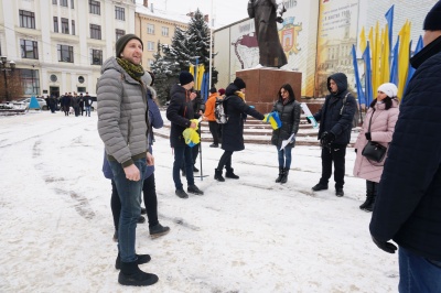 У Чернівцях до Дня Соборності люди об'єдналися у «ланцюг єдності» - фото