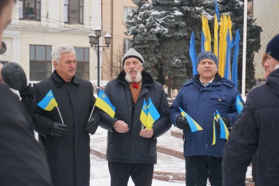 У Чернівцях до Дня Соборності люди об'єдналися у «ланцюг єдності» - фото