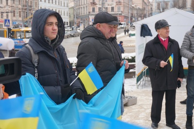 У Чернівцях до Дня Соборності люди об'єдналися у «ланцюг єдності» - фото