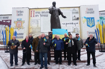 У Чернівцях до Дня Соборності люди об'єдналися у «ланцюг єдності» - фото