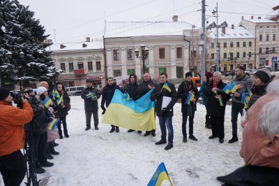 У Чернівцях до Дня Соборності люди об'єдналися у «ланцюг єдності» - фото