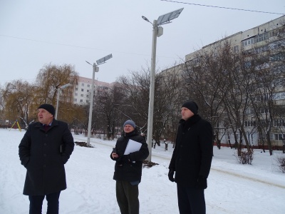 У спальних районах Чернівців встановили 16 вуличних ліхтарів із сонячними батареями