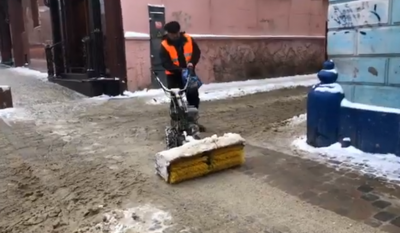 Тротуари в Чернівцях прибирають ручними снігоприбиральними машинами – відео