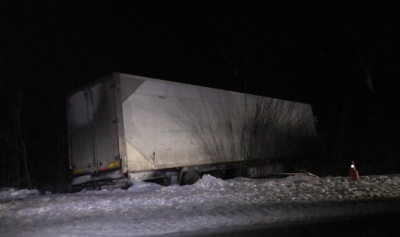 На Буковині рятувальники відбуксирували вантажівку, яка з'їхала в кювет через ожеледь - фото