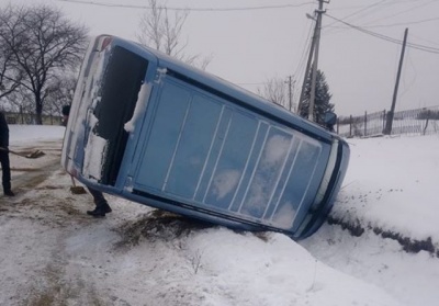 На Буковині перекинувся мікроавтобус на слизькій дорозі - фото