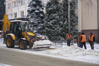 У МіськШЕПі пояснили, чому закінчилась сіль для посипання доріг