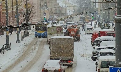 У Чернівцях утворився значний затор через негоду - фото