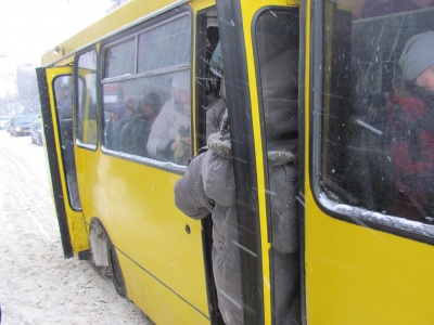 На яких вулицях Чернівців утворилися значні затори - фото