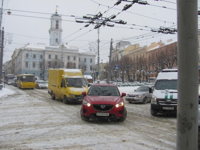 На яких вулицях Чернівців утворилися значні затори - фото