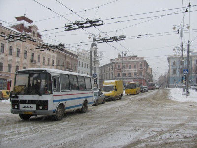 На яких вулицях Чернівців утворилися значні затори - фото