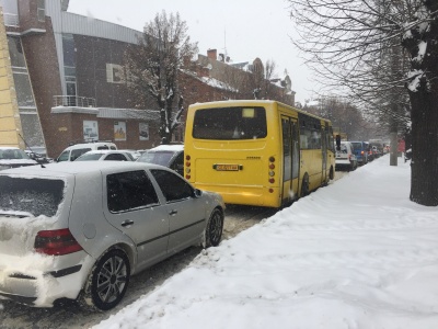 На яких вулицях Чернівців утворилися значні затори - фото