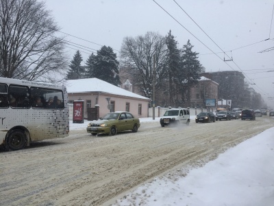 На яких вулицях Чернівців утворилися значні затори - фото