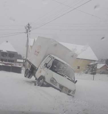 На Буковині вантажівка з хлібом з'їхала в кювет через ожеледь - фото