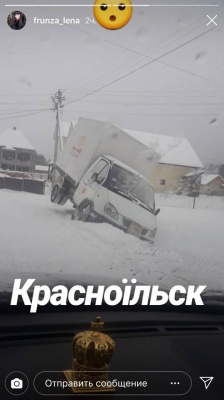 На Буковині вантажівка з хлібом з'їхала в кювет через ожеледь - фото