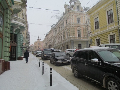 На яких вулицях Чернівців утворилися значні затори - фото