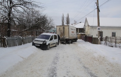 У Сторожинці вантажівка на слизькій дорозі врізалась у автівку - фото