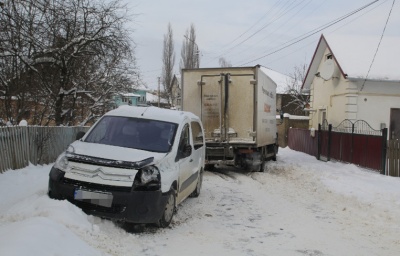 У Сторожинці вантажівка на слизькій дорозі врізалась у автівку - фото