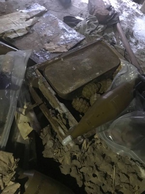 На Донеччині у нежилому будинку знайшли сховище з боєприпасами - фото