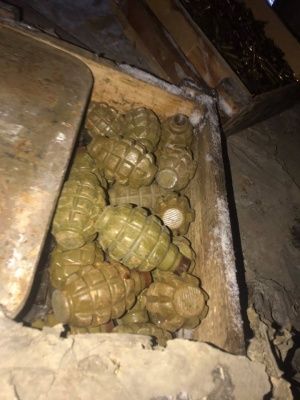 На Донеччині у нежилому будинку знайшли сховище з боєприпасами - фото