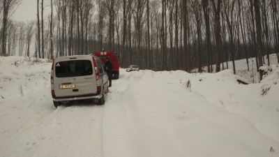 У Чернівцях рятувальники відбуксирували із заметів автівки, де перебували діти - фото