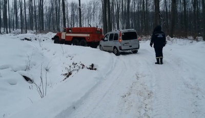 У Чернівцях рятувальники відбуксирували із заметів автівки, де перебували діти - фото