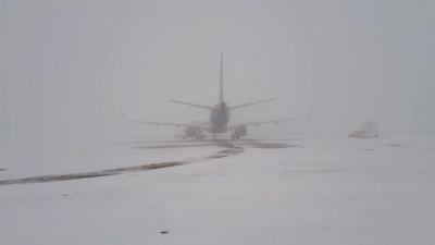 У Чернівцях через туман затримується авіарейс до Києва - фото