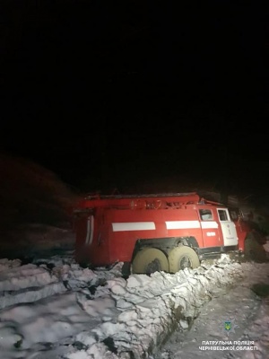 Заручники негоди: на Буковині сім'я з двома дітьми застрягла в авто в заметі - фото