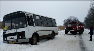 На Буковині водій маршрутки із пасажирами з’їхав у кювет - фото