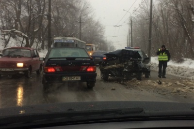 У Чернівцях автівка влетіла в електроопору, водія забрала швидка – відео