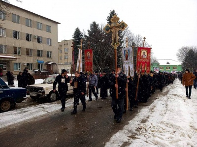 У Заставні прихильники УПЦ МП влаштували хресну ходу, владу звинувачують в утисках церкви