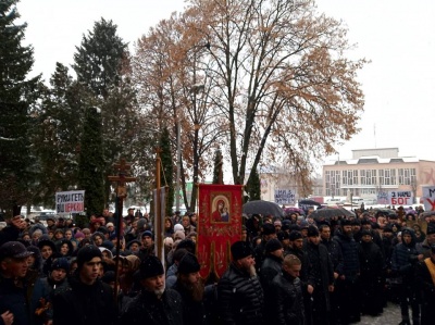 У Заставні прихильники УПЦ МП влаштували хресну ходу, владу звинувачують в утисках церкви