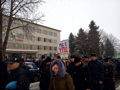 У Заставні прихильники УПЦ МП влаштували хресну ходу, владу звинувачують в утисках церкви