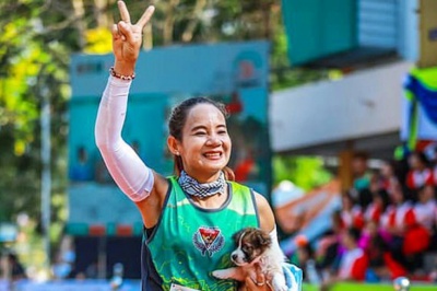 У Таїланді учасниця пробігла марафон із врятованим цуценям на руках 
