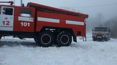 На Буковині на засніженій дорозі застрягла карета «швидкої» - фото