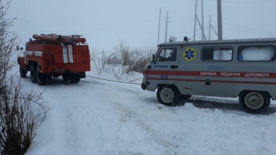 На Буковині на засніженій дорозі застрягла карета «швидкої» - фото