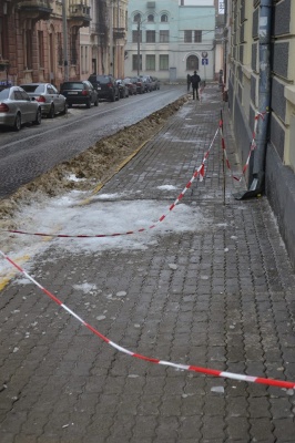 У Чернівцях альпіністи розчистили від снігу дах Центрального палацу культури