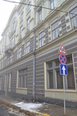 У Чернівцях альпіністи розчистили від снігу дах Центрального палацу культури