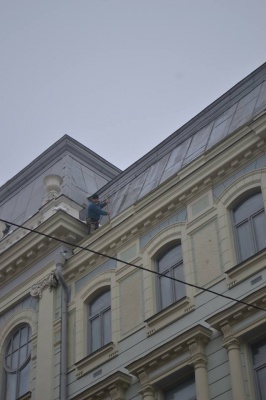 У Чернівцях альпіністи розчистили від снігу дах Центрального палацу культури