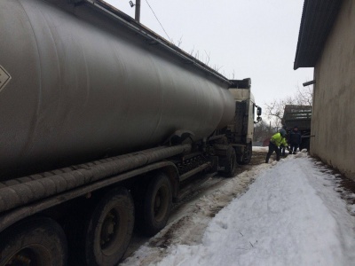 На Буковині рятувальники відбуксирували бензовоз, який застряг через ожеледицю - фото