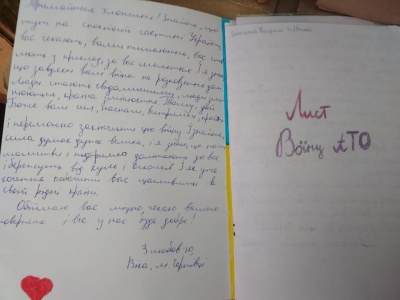 У Чернівцях волонтери відправлять бійцям необхідні речі та дитячі листи - фото