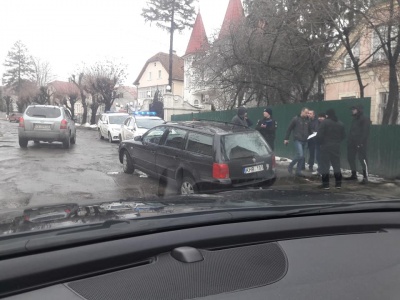 У Чернівцях легковик провалився в яму на вулиці Щербанюка – фото