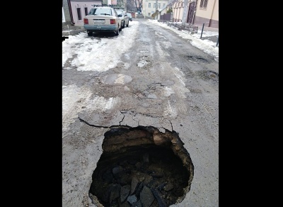 Провалля посеред дороги: мешканці вулиці в Чернівцях до вечора залишаться без води