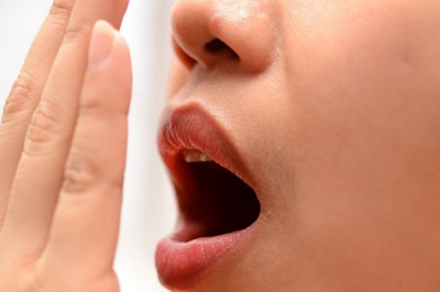 Як боротися з неприємним запахом з рота