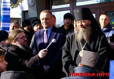 На Буковині прихильники РПЦ влаштували пікет під Глибоцькою РДА - фото