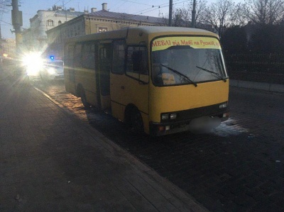У центрі Чернівців раптово спалахнула маршрутка – фото