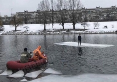 У Києві врятували підлітка, який опинився на відколотій крижині посеред Дніпра - відео